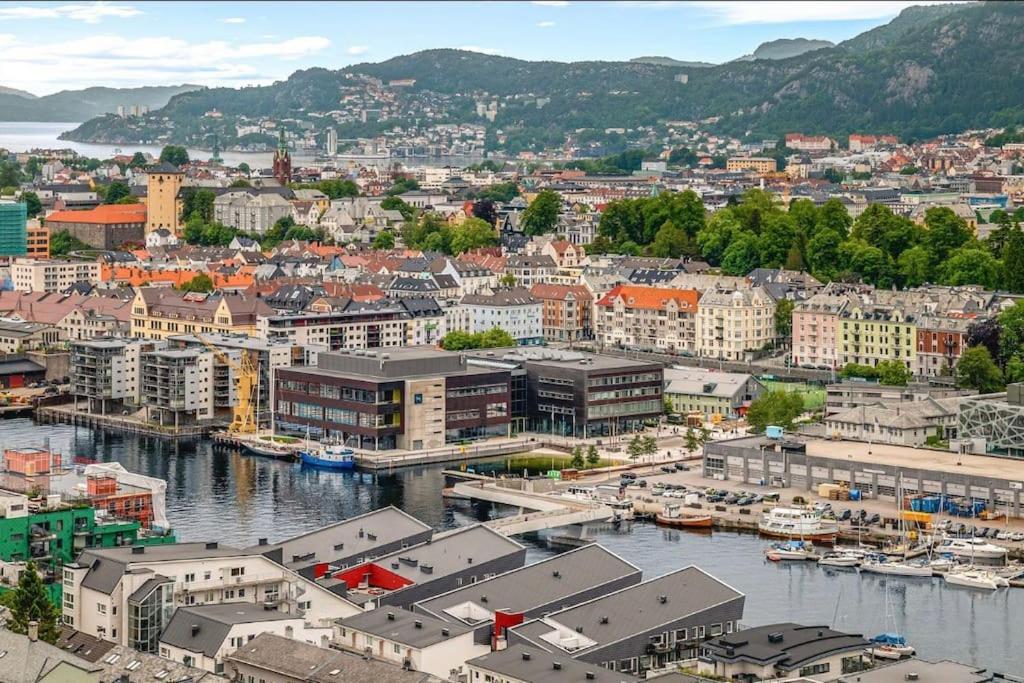 Centrally Located - Beautiful & Bright Lägenhet